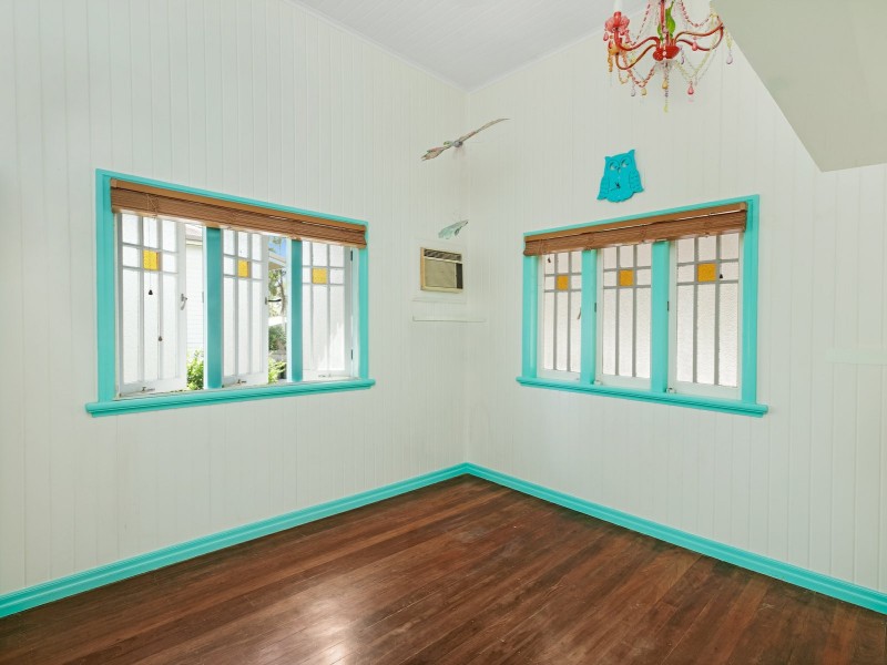 33 Moody Street, Mooroobool QLD 4870