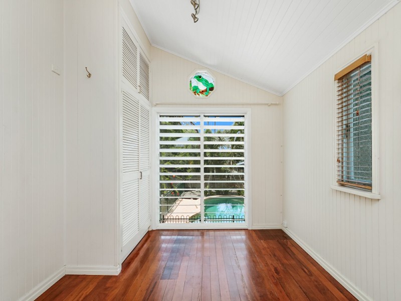 33 Moody Street, Mooroobool QLD 4870