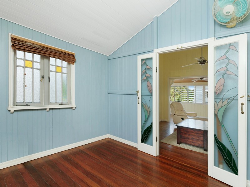 33 Moody Street, Mooroobool QLD 4870