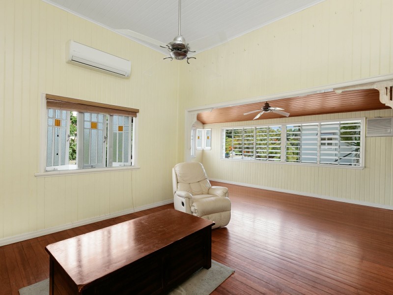 33 Moody Street, Mooroobool QLD 4870