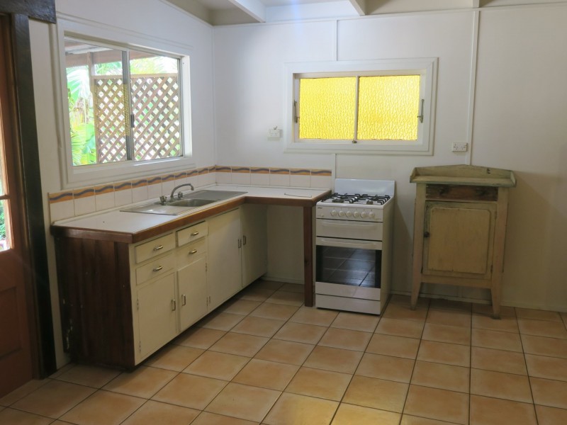 28 Saw Street, Machans Beach QLD 4878