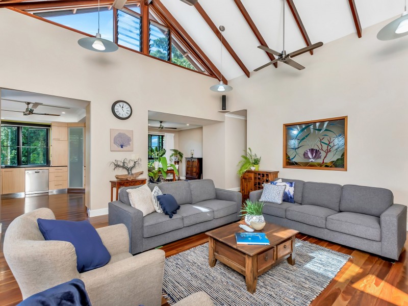 10-12 Cascades Drive, Redlynch QLD 4870