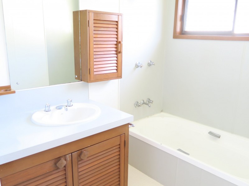 1 Montrose Ave, Edge Hill QLD 4870