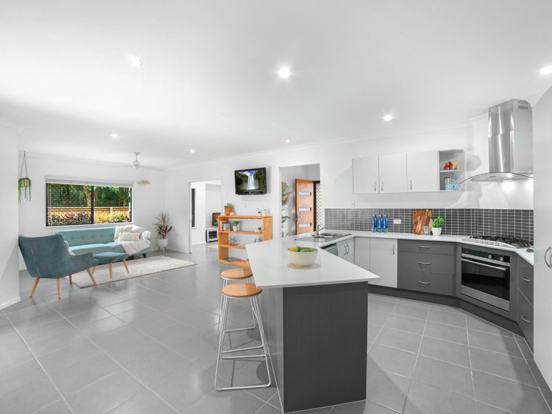 2 Bromell Close, Redlynch QLD 4870