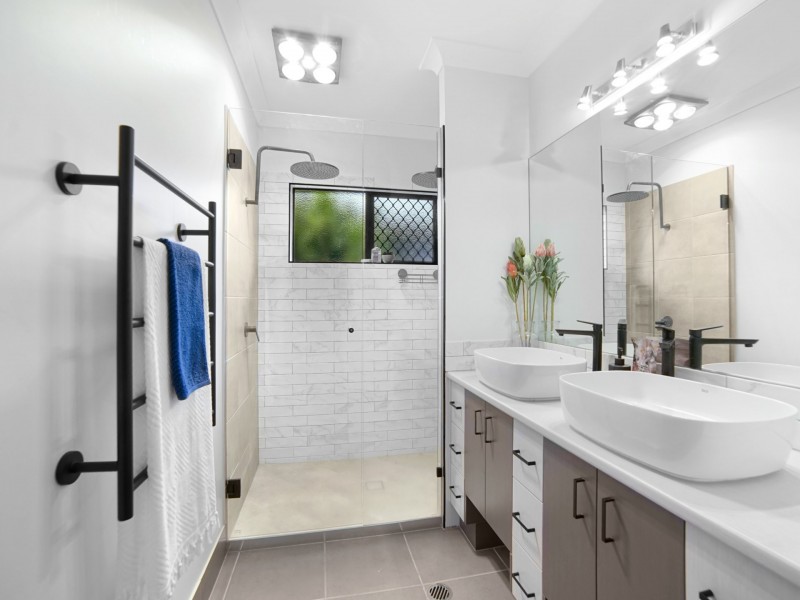 2 Bromell Close, Redlynch QLD 4870