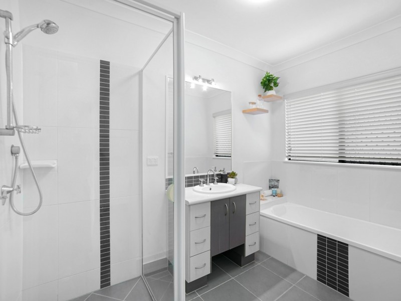 2 Bromell Close, Redlynch QLD 4870