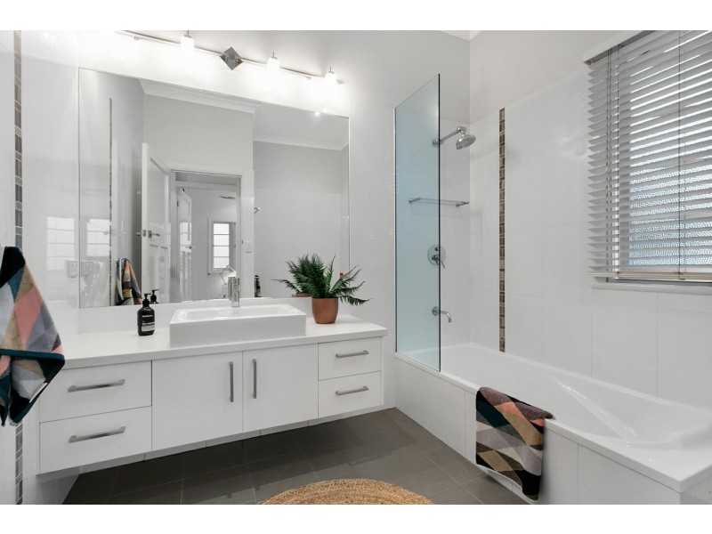 140 Greenslopes Street, Edge Hill QLD 4870