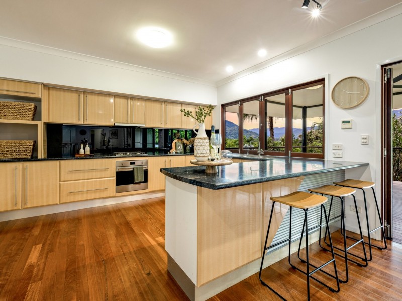 4 Fallon Close, Brinsmead QLD 4870