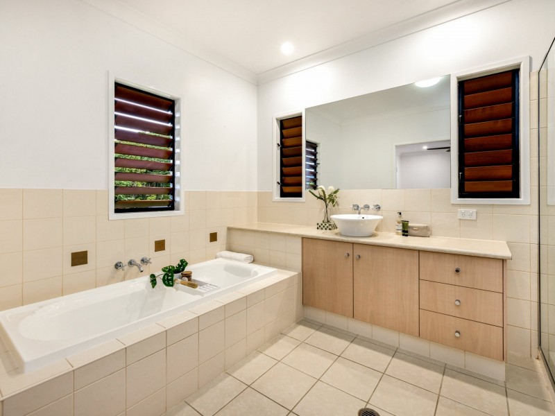 4 Fallon Close, Brinsmead QLD 4870