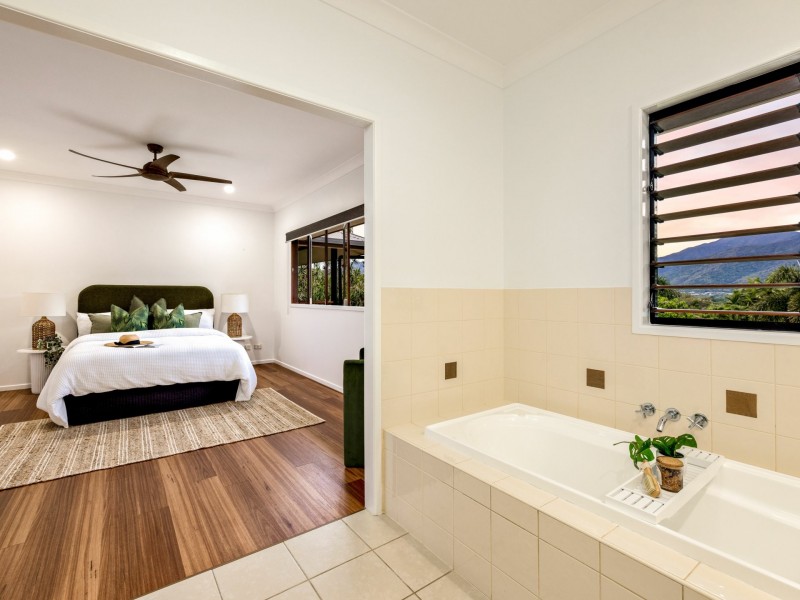 4 Fallon Close, Brinsmead QLD 4870