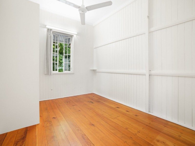 19 Law Street, Cairns North QLD 4870