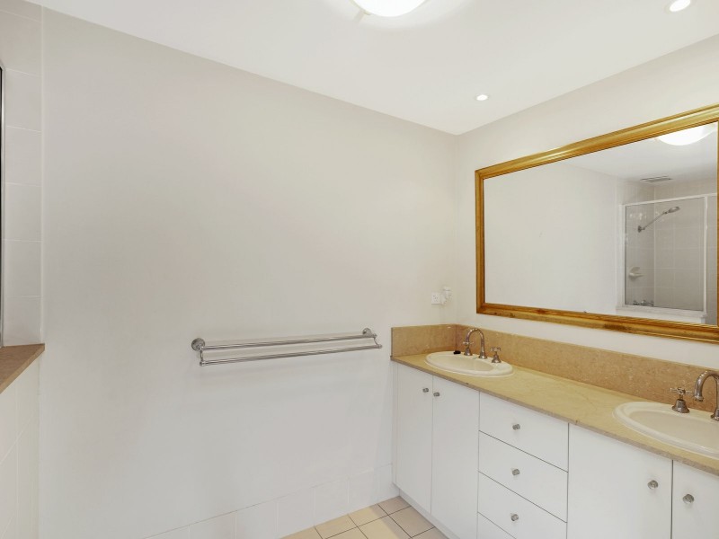 809/2 Greenslopes Street, Cairns North QLD 4870