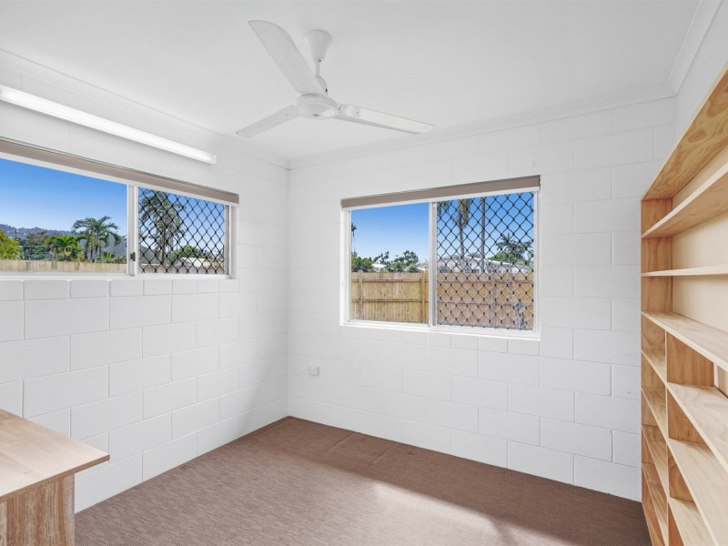 1/8 Holden Close, Whitfield QLD 4870