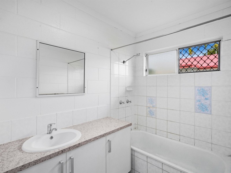 1/8 Holden Close, Whitfield QLD 4870