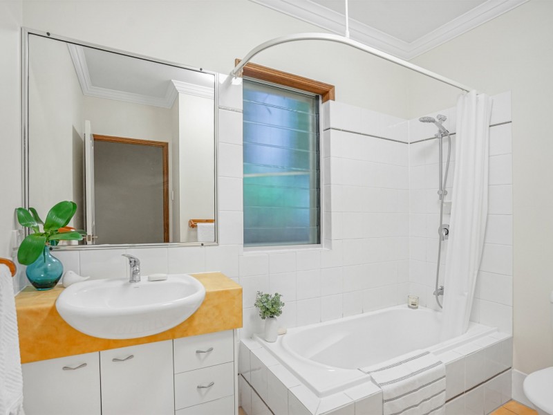 10 Barklya Close, Kamerunga QLD 4870