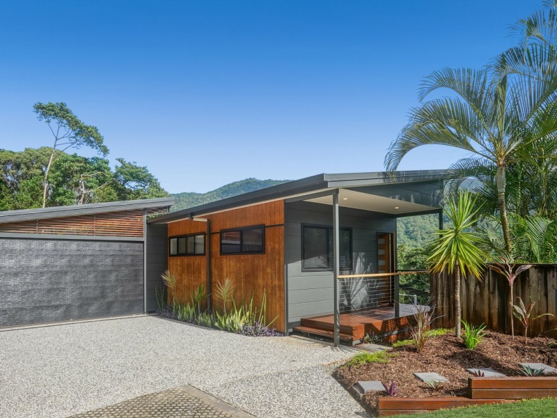 8 Stapleton Close, Redlynch QLD 4870