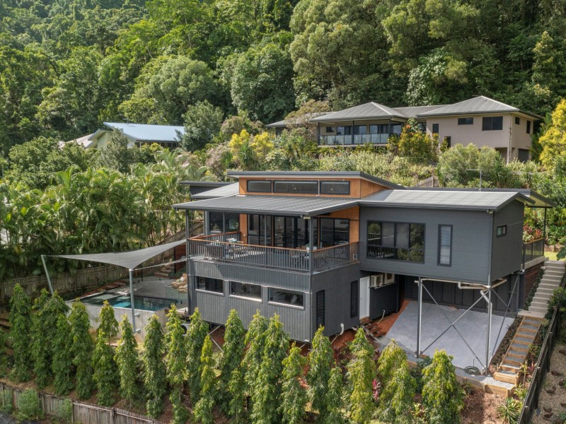 8 Stapleton Close, Redlynch QLD 4870