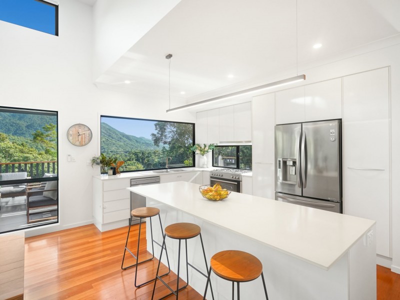 8 Stapleton Close, Redlynch QLD 4870