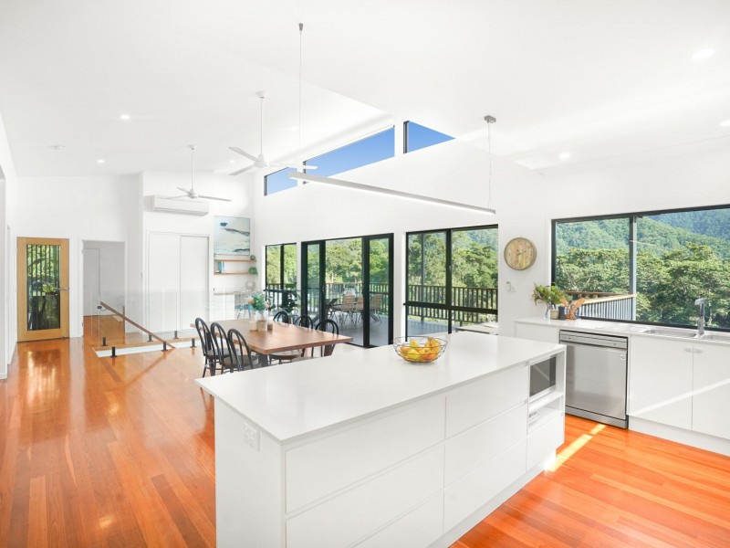 8 Stapleton Close, Redlynch QLD 4870