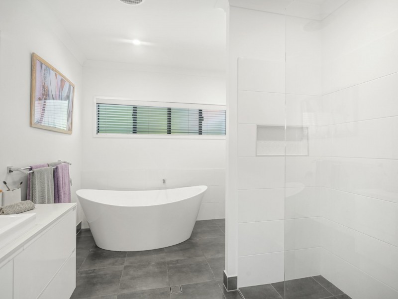 8 Stapleton Close, Redlynch QLD 4870