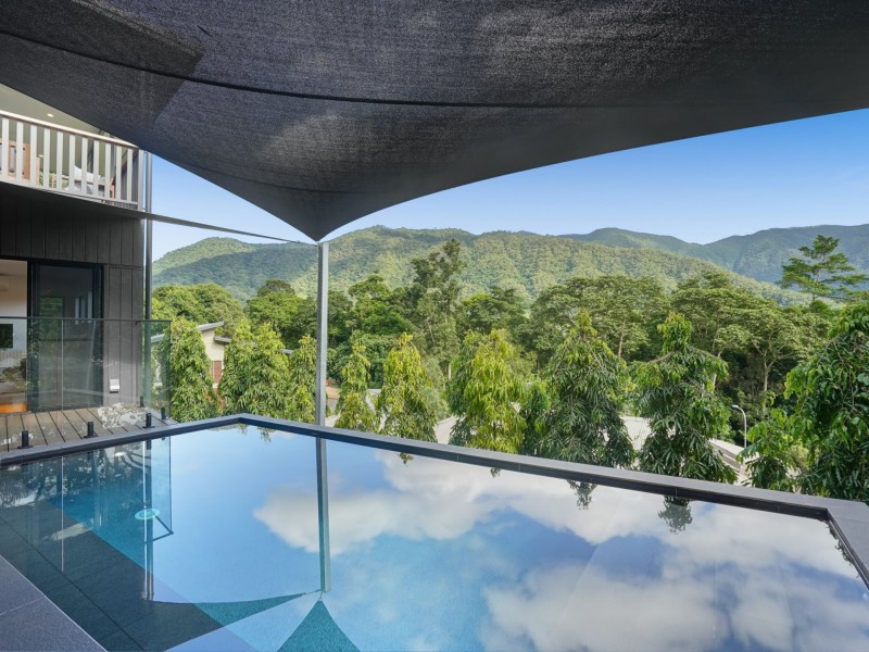 8 Stapleton Close, Redlynch QLD 4870