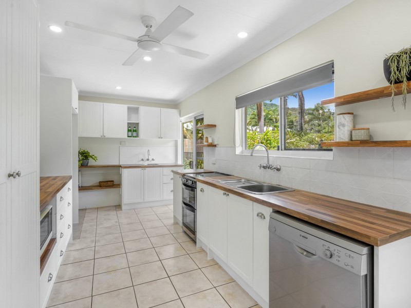 1 Byrnes Close, Whitfield QLD 4870