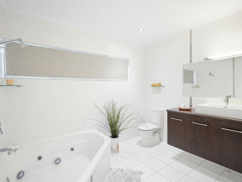 10 Caesar Close, Mooroobool QLD 4870