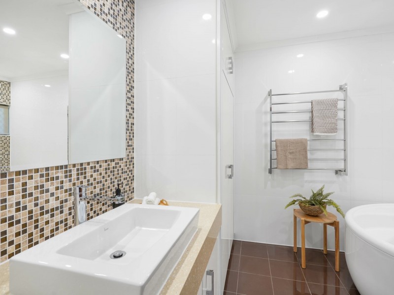 10 Caesar Close, Mooroobool QLD 4870