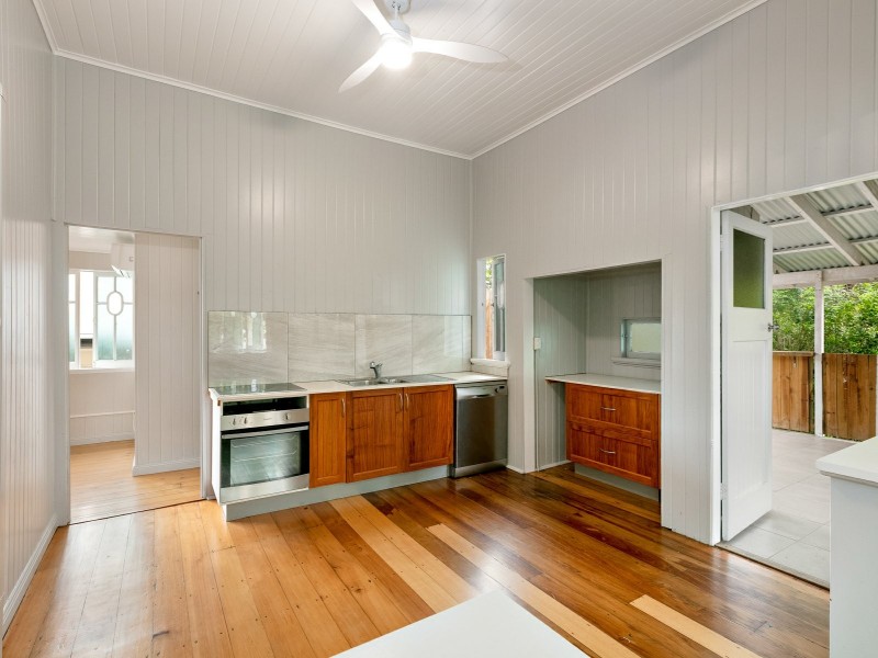 237 Lyons Street, Westcourt QLD 4870