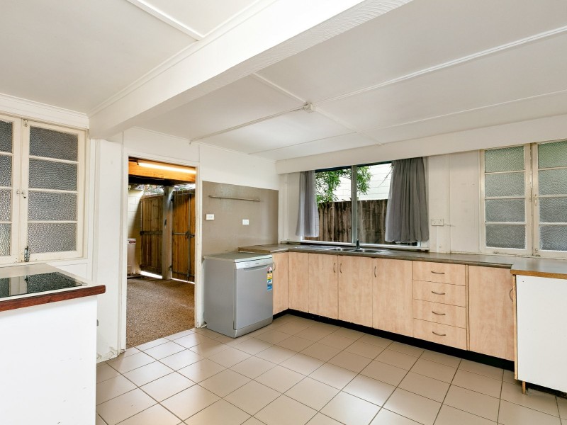 237 Lyons Street, Westcourt QLD 4870