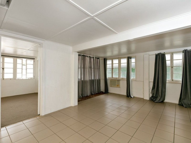 237 Lyons Street, Westcourt QLD 4870