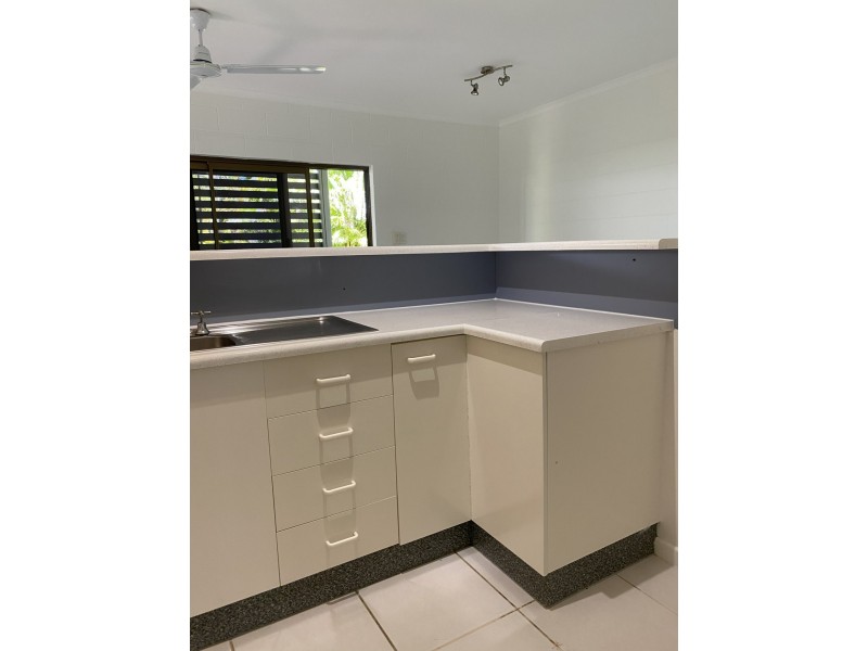 4/2 Hollett, Manunda QLD 4870