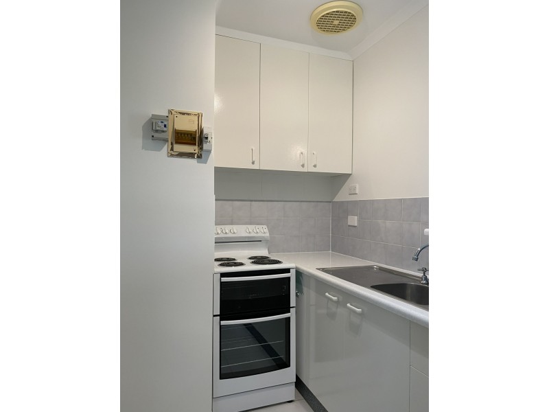 4/2 Hollett, Manunda QLD 4870