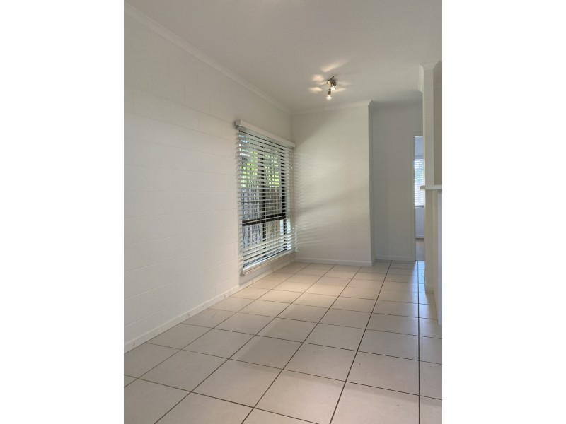 4/2 Hollett, Manunda QLD 4870