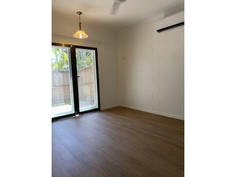 4/2 Hollett, Manunda QLD 4870