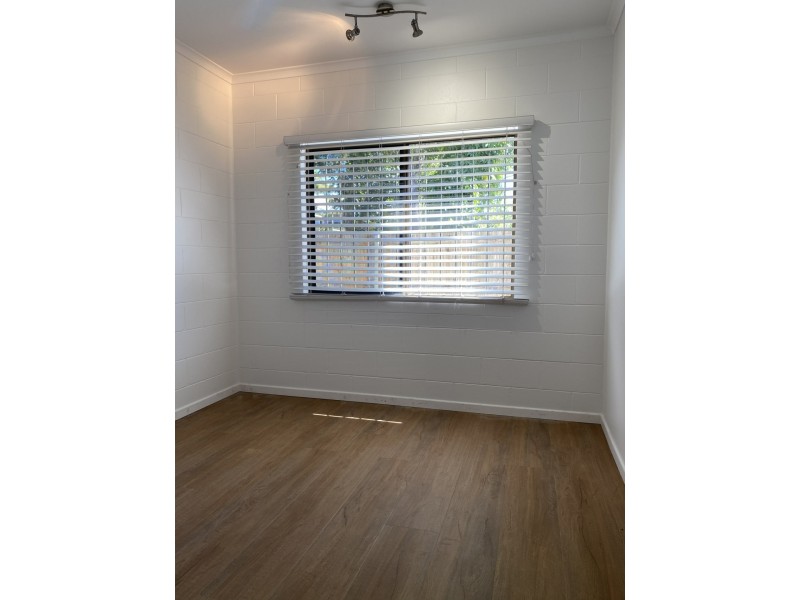 4/2 Hollett, Manunda QLD 4870