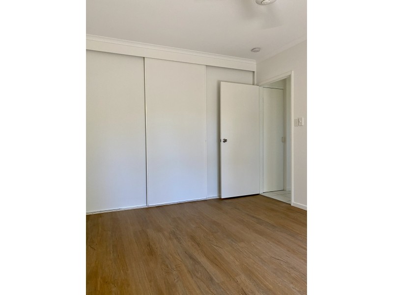 4/2 Hollett, Manunda QLD 4870