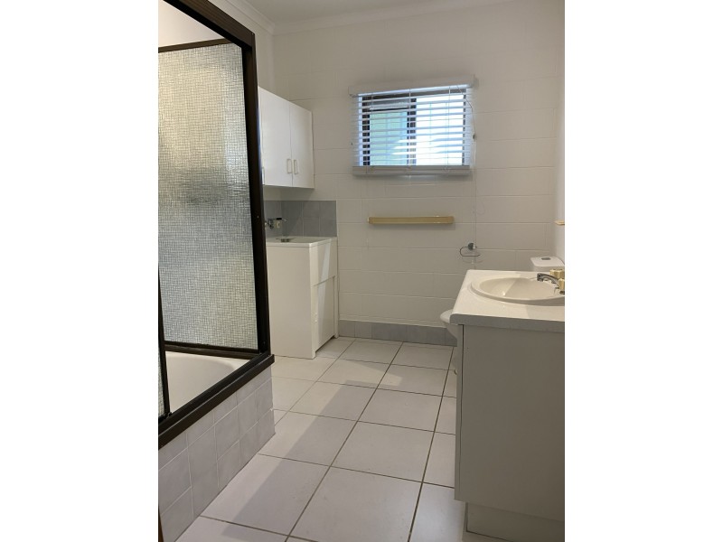 4/2 Hollett, Manunda QLD 4870