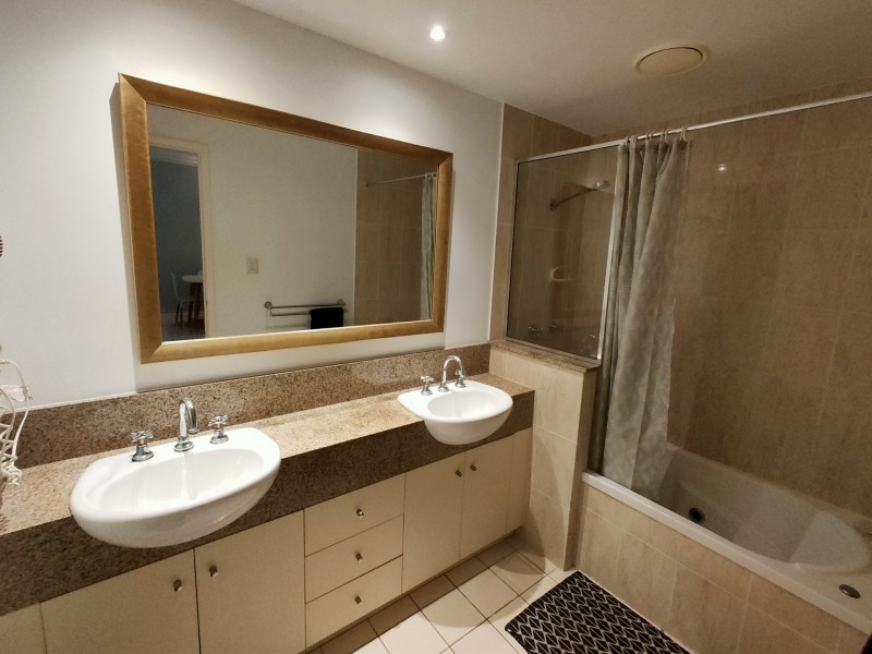 1115/2 Greenslopes Street, Cairns North QLD 4870