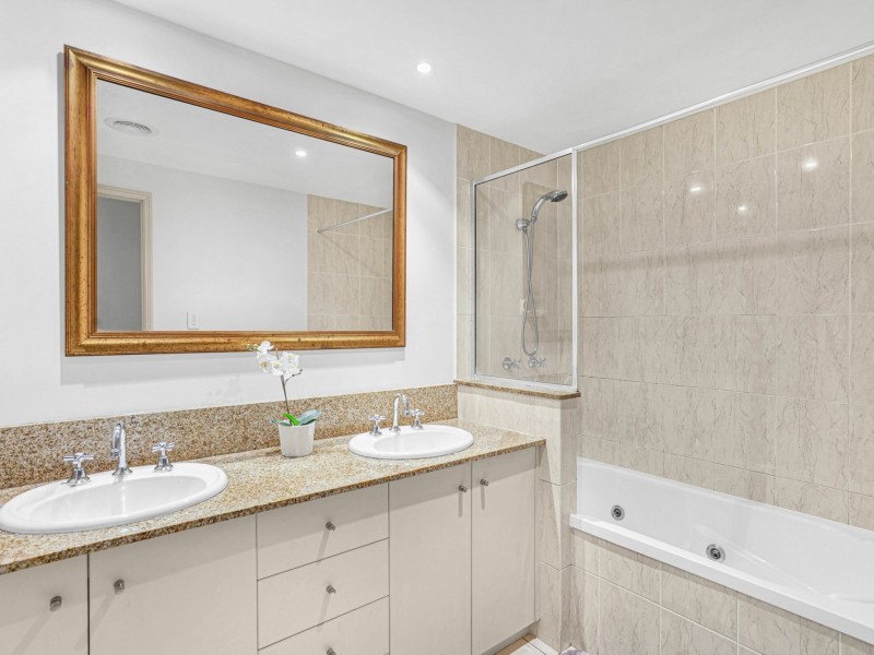 1515/2 Greenslopes Street, Cairns North QLD 4870
