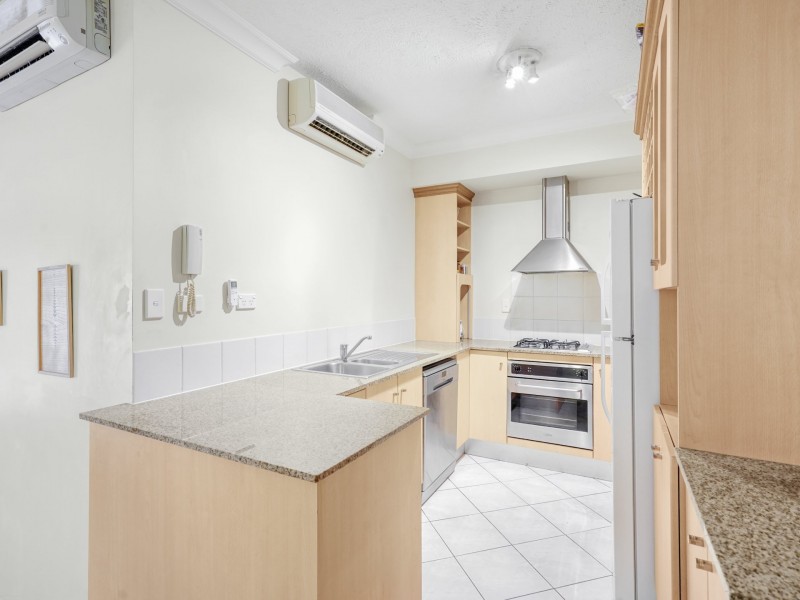 1101/2 Greenslopes Street, Cairns North QLD 4870