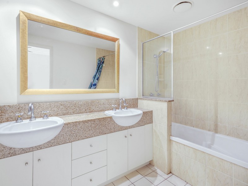 1101/2 Greenslopes Street, Cairns North QLD 4870