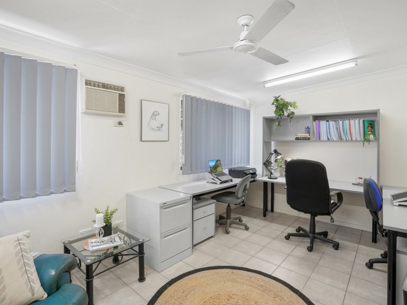 10 Minerva Avenue, Mooroobool QLD 4870