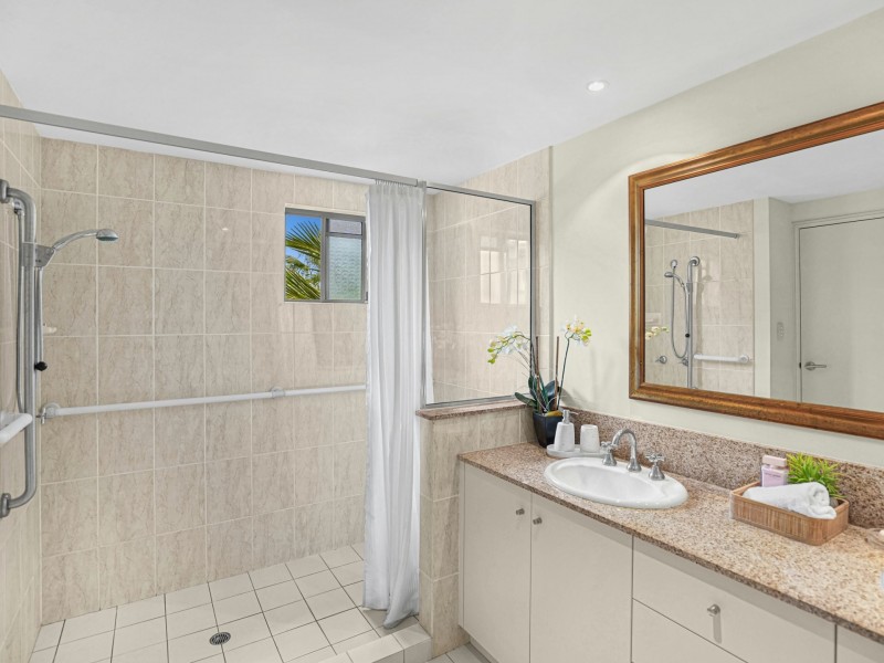 1319/2-10 Greenslopes Street, Cairns North QLD 4870