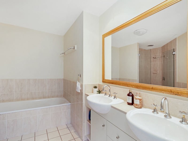 512/2 Greenslopes Street, Cairns North QLD 4870