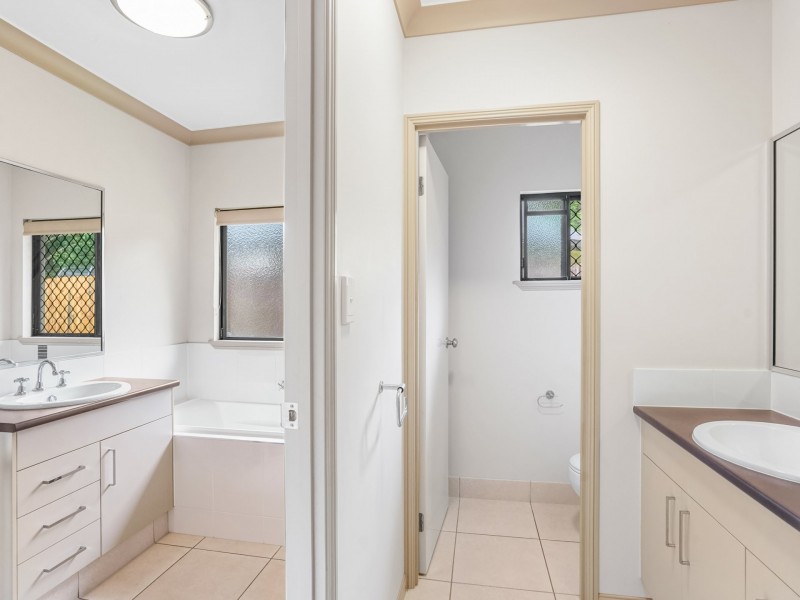 11 Stringer Close, Redlynch QLD 4870