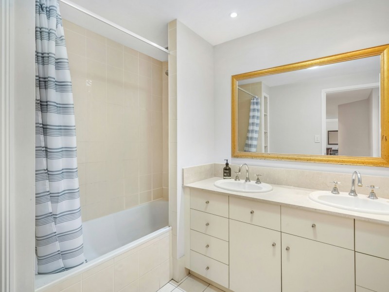 515/2 Greenslopes Street, Cairns North QLD 4870