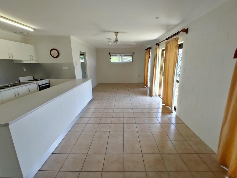 7 Lisa Close, Mooroobool QLD 4870