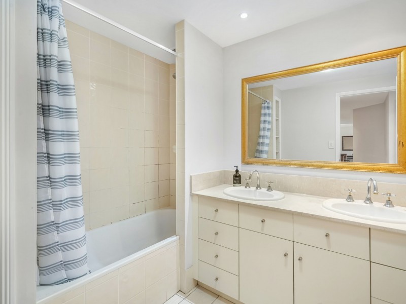 515/2 Greenslopes Street, Cairns North QLD 4870