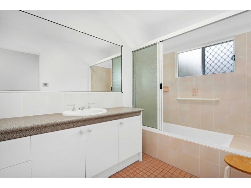 2 Strathmore Court, Mooroobool QLD 4870